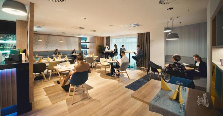 Hotel Holiday Inn ?�d?