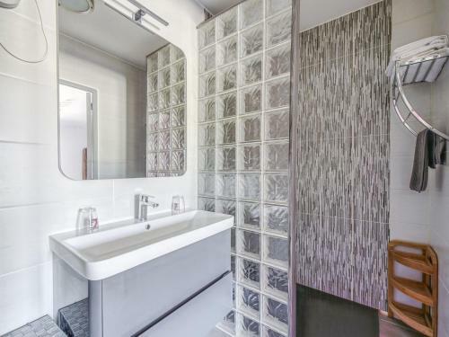Magnificent Holiday Home In Bize-minervois With Jacuzzi
