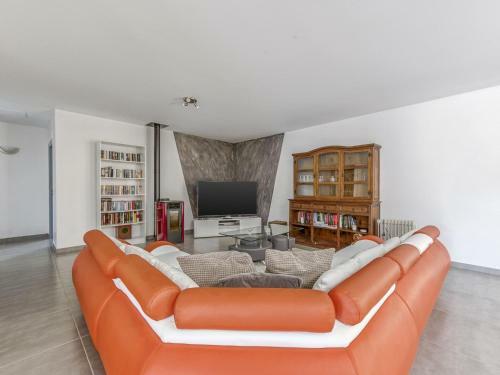 Magnificent Holiday Home In Bize-minervois With Jacuzzi