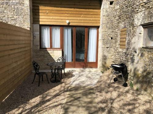 Blacksmiths Apartment In Blanzay - 1 Bed