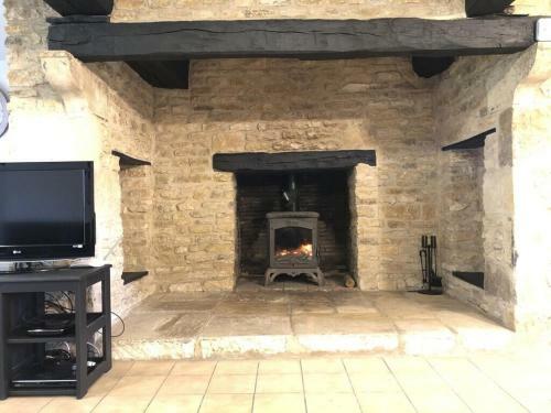 Blacksmiths Cottage In Blanzay - 3 Beds