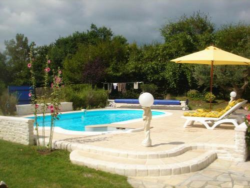 House With One Bedroom In Bussac Foret With Shared Pool And Wifi