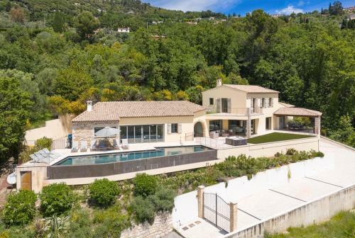 Cabris Villa Sleeps 14 With Pool And Air Con