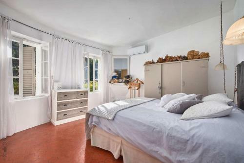 Villa Surrounded By Greenery - Villa Les Pins