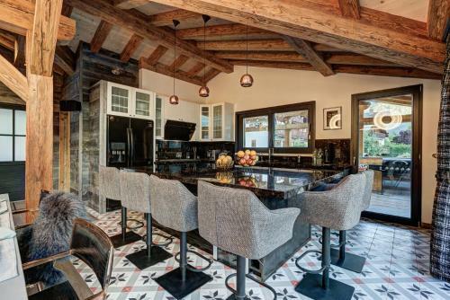 Big Rock Luxury 4/5br/4ba Apartment In Chamonix Centre