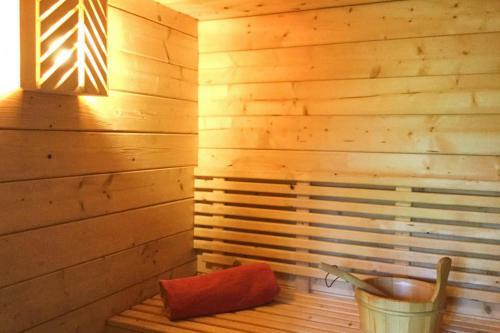 Holiday Home Ch�teauneuf-du-faou - Bre06105i-f