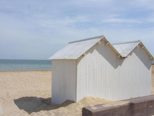 Charming Apartment In Courseulles Sur Mer Near Seabeach