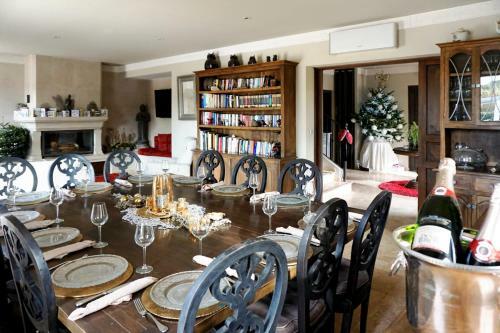 Cuers Villa Sleeps 12 With Pool Air Con And Wifi