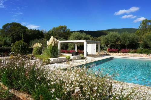 Cuers Villa Sleeps 12 With Pool Air Con And Wifi