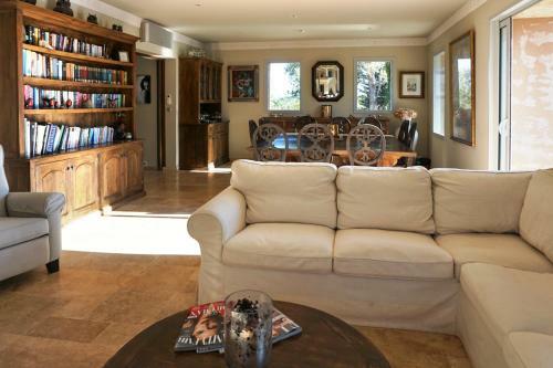 Cuers Villa Sleeps 12 With Pool Air Con And Wifi