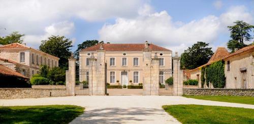 Filouane Chateau Sleeps 16 Pool Wifi