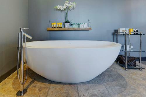 Grasse Villa Sleeps 8 With Pool And Air Con