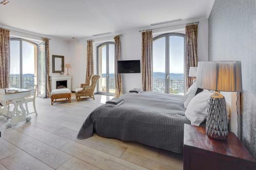 Grasse Villa Sleeps 8 With Pool And Air Con