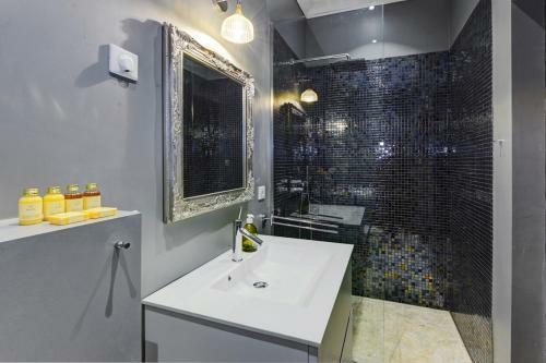 Grasse Villa Sleeps 8 With Pool And Air Con