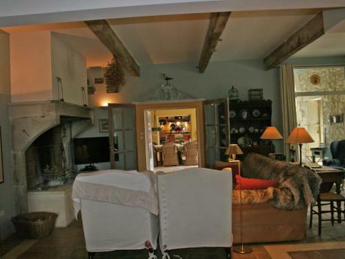 Spacious Mansion In Grignan With Swimming Pool