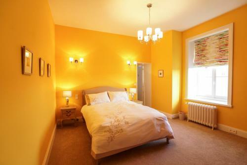 Hallines Chateau Sleeps 26 Wifi