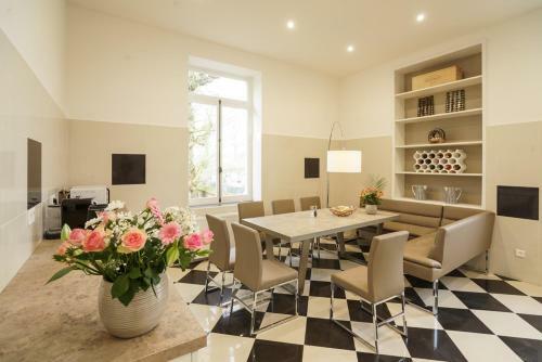 Hallines Chateau Sleeps 26 Wifi