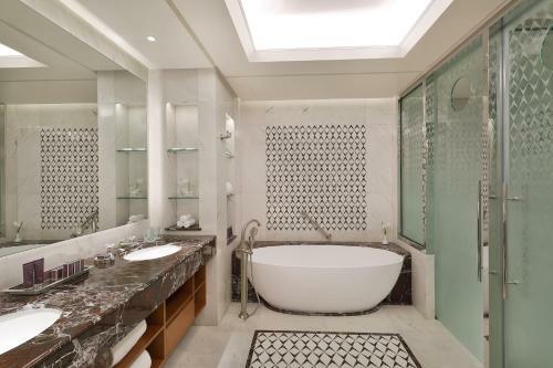 Al Bustan Palace, A Ritz-carlton Hotel