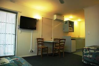 Colonial Lodge Motel