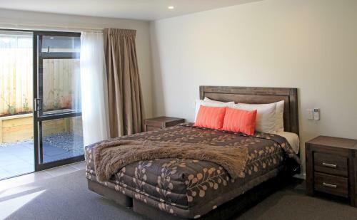 Acacia Lake View Motel
