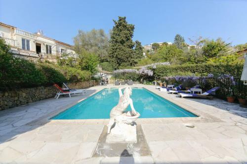 Grand Villa Overlooking Cannes And The Sea.