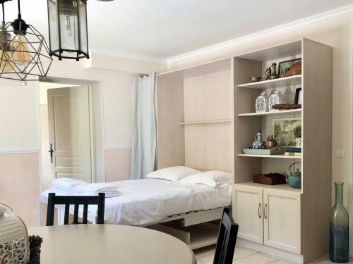 Captivating Villa In Le Plan-de-la-tour With Swimming Pool