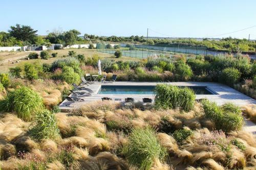 Les Portes-en-re Villa Sleeps 14 With Pool