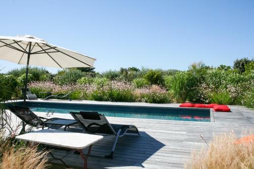 Les Portes-en-re Villa Sleeps 14 With Pool