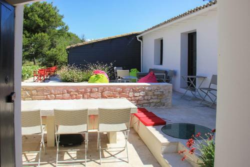 Les Portes-en-re Villa Sleeps 14 With Pool