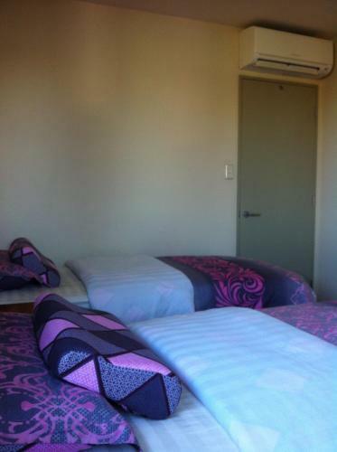 Bed & Breakfast M&y Airport Guest House (red)