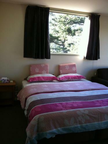 Bed & Breakfast M&y Airport Guest House (red)