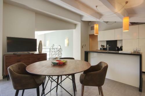 Hugo Private Apartment
