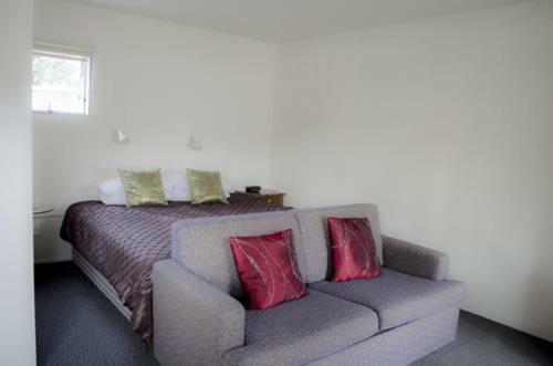 747 Motel & Car Hire