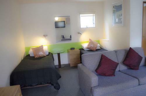 747 Motel & Car Hire