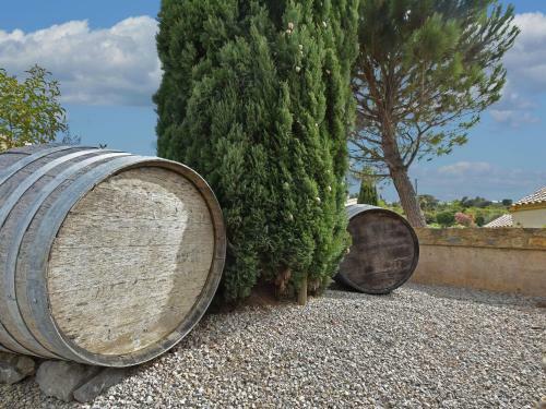 Comfortable Villa With Jacuzzi In Montburn-des-corbieres