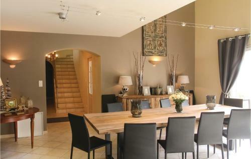 Five-bedroom Holiday Home In Montelimar