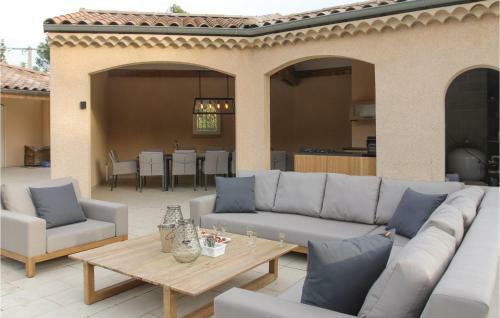 Five-bedroom Holiday Home In Montelimar