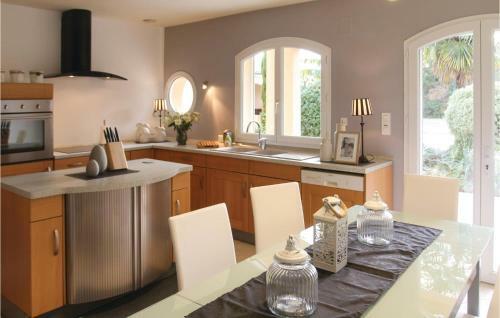 Five-bedroom Holiday Home In Montelimar