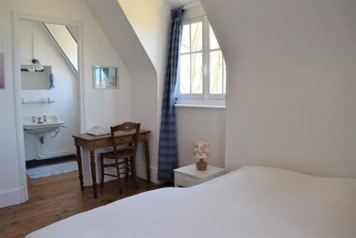 Belle Villa En Granit Rose Vue Sur Mer � Perros-guirec - R�f 943