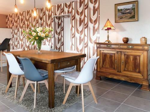 Holiday Home Les Volets Rouges - Peu101