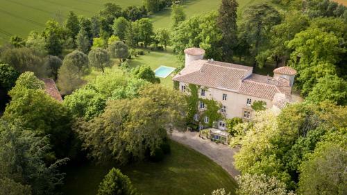 Plaigne Chateau Sleeps 28 Pool Wifi