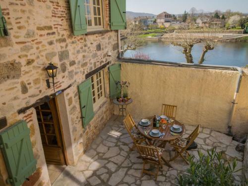 Cozy Holiday Home In Puy-l'ev�que With Terrace