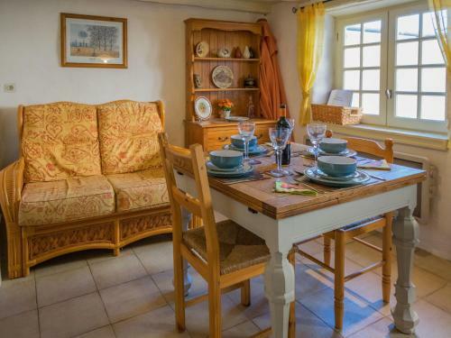 Cozy Holiday Home In Puy-l'ev�que With Terrace