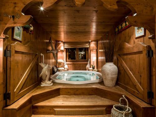 Saint-bon-tarentaise Chalet Sleeps 12 With Wifi