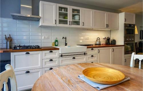 Stunning Home In Saint Chinian W/ 2 Bedrooms