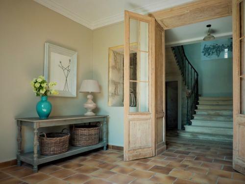 Saint-christoly-medoc Chateau Sleeps 15 With Pool