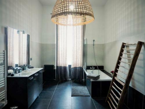 Saint-christoly-medoc Chateau Sleeps 15 With Pool