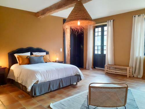 Saint-christoly-medoc Chateau Sleeps 15 With Pool