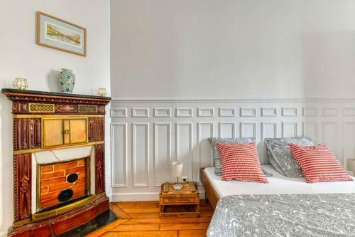Chic Apart In Parisian Style