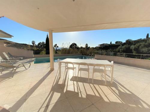 Superbe Villa Avec Piscine Chauffee Et Acces Direct A La Plage
